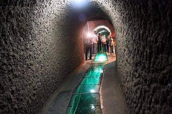 <p>Doğu Türkistan'ın Turfan bölgesindeki yeraltına inşa edilen su şebekesi...</p>