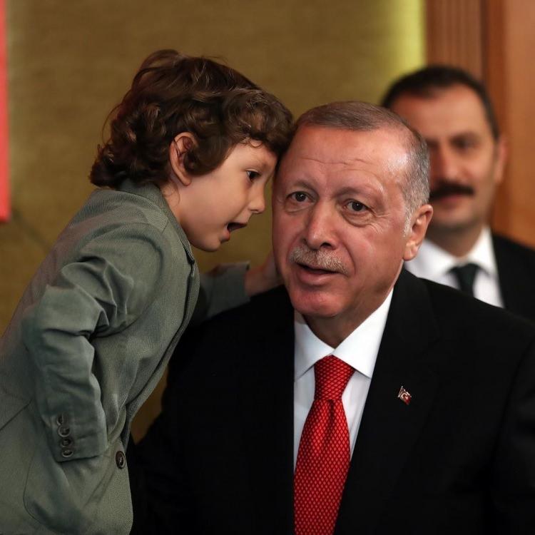 <p>Başkan Recep Tayyip Erdoğan, eski başbakan yardımcısı ve AK Parti Bursa Milletvekili Hakan Çavuşoğlu'nun oğlu ile çektirdiği fotoğrafı İnstagram hesabından "Anlaşıldı" notuyla paylaştı. Fotoğraf dakikalar içerisinde binlerce kez beğenildi.  İşte Başkan Erdoğan'ın instagram hesabından paylaştığı en çok beğenilen fotoğrafları...</p>
