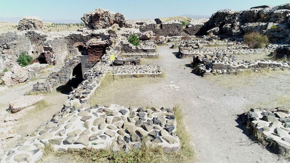 <p>Ziyaretçilerimiz tarihi dokuları, siperleri, cepheleri, tabyalardaki savunmayı yerinde görmek ve şehitlikleri ziyaret etmek için burayı sık sık ziyaret etmektedir. İnsanlarımız o tarihi duyguları tekrardan yaşamak ve canlandırmak adına geçmişi anmak için buraya gelmektedir." </p>