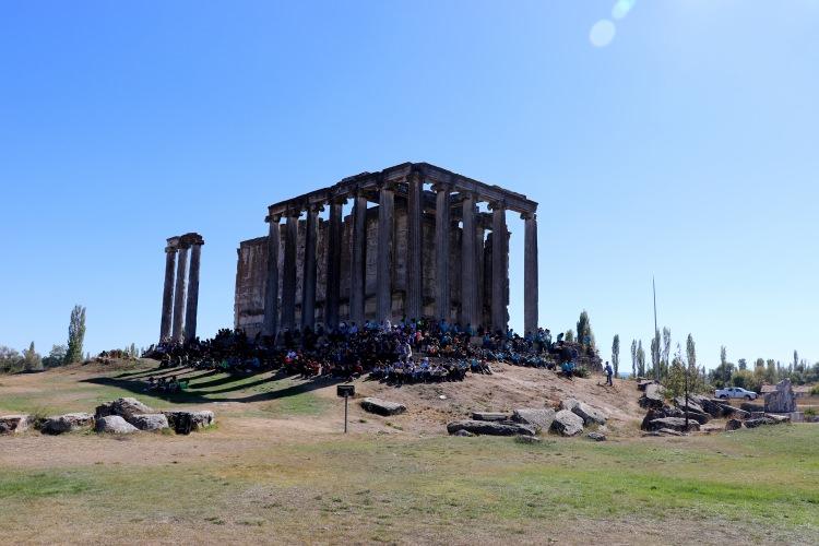 <p>Anadolu'daki en iyi korunmuş Zeus Tapınağı'na ev sahipliği yapan ve "İkinci Efes" olarak adlandırılan Kütahya'nın Çavdarhisar ilçesindeki Aizanoi Antik Kenti'nde yaklaşık 500 öğrenci ve öğretmen kitap okudu.</p>
