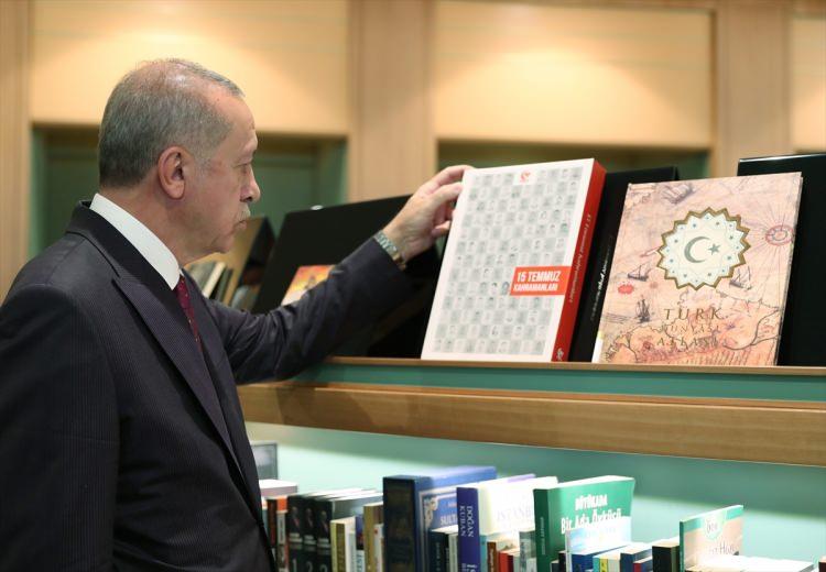 <p>Bu ay içinde açılması beklenen Cumhurbaşkanlığı Kütüphanesi hakkında bilgi alan Erdoğan, yerleştirme işlemleri tamamlanan bazı kitapları da inceledi.</p>
