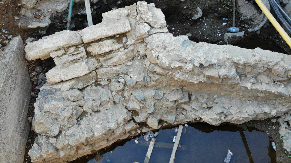 <p> Üsküdar’da yol üzerinde yapılan atık su ve yağmur suyu kanallarının yenilenmesi çalışmaları sırasında asfaltın altından tarihi kalıntılar çıktı. Bölgedeki çalışmalar durdurulurken, tarihi kalıntılar havadan görüntülendi.</p>
