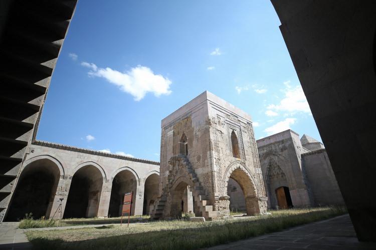 <p>Anadolu Selçuklu Sultanı Alaaddin Keykubat tarafından İpek Yolu güzergahındaki Kayseri'nin Bünyan ilçesine 1232-1236 tarihleri arasında yaptırılan Sultanhanı Kervansarayı, kültür ve sanat merkezine dönüştürülecek.</p>

