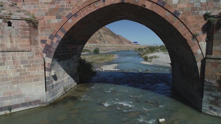 <p>Erzurum-Kars karayolunda, Bingöl ve Hasankale çaylarının birleşmesiyle oluşan Aras Nehri üzerine, İlhanlı Hükümdarı Gazan Han döneminde, Vezir Salduzlu Emir Çoban Noyan tarafından 1298'de yaptırılan Çobendede Köprüsü, aradan geçen 721 yıla rağmen halen ayakta duruyor. </p>
