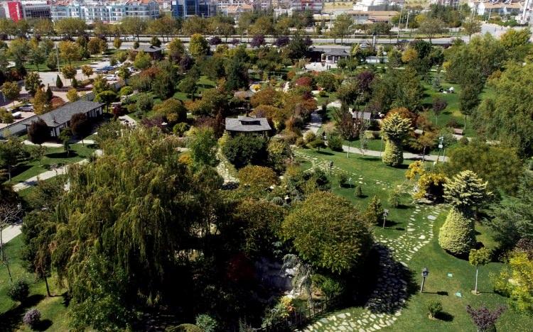 <p>Japon turistlerin de ilgi gösterdiği park, düğün çekimlerinin vazgeçilmez mekanları arasında yer alıyor.</p>

<p>Japon Kyoto Parkı'nda, Japon bahçesi, kameriyeler, seyir terasları, taş fenerler, küçük adalar, doğal tepeler de bulunuyor.</p>
