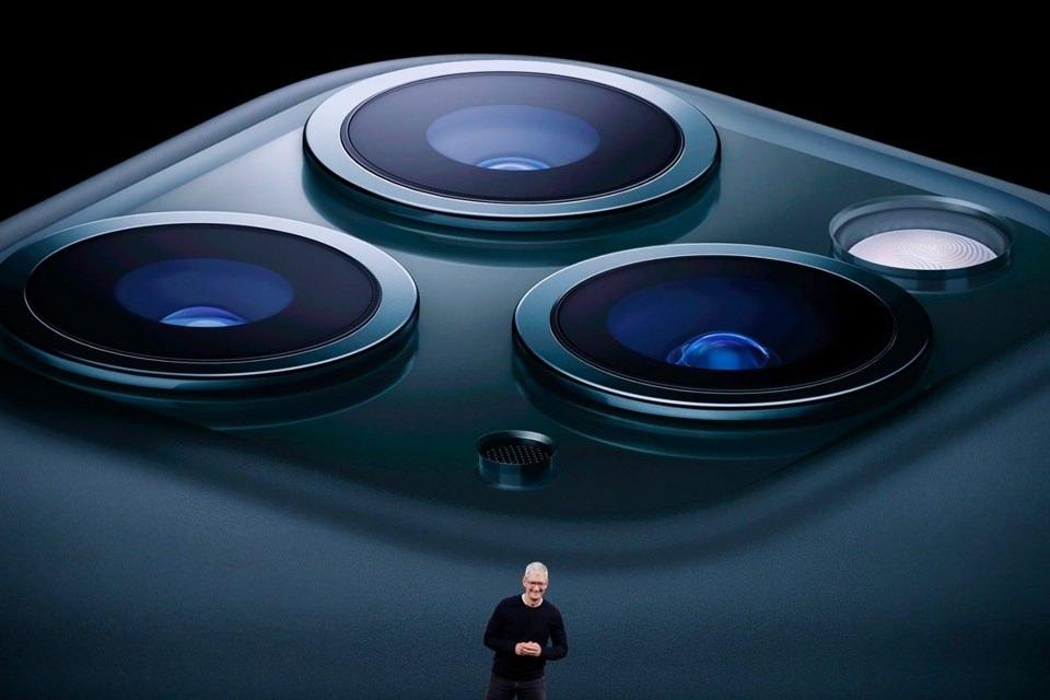 <p>Üç arka kamera ile gelen cihaz 4K, 60fps bir ön kamera sunuyor. Telefonda 128 GB, 256 GB ve 512 GB’lik depolama alanı alternatifleri bulunuyor.</p>

<p>iPhone 11 Pro Max 64 GB fiyatı ise 11.999 TL</p>

<p> </p>

<p> </p>
