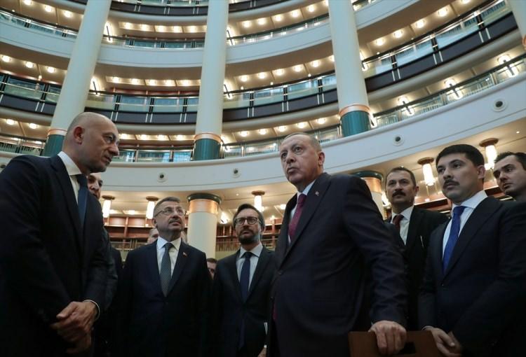 <p>Cumhurbaşkanı Recep Tayyip Erdoğan, Cumhurbaşkanlığı Külliyesi'nde yapılan kütüphanede incelemelerde bulundu. </p>
