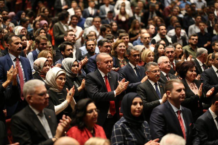 <p>Cumhurbaşkanı Erdoğan'ın eşi Emine Erdoğan ile katıldığı açılış konseri, İstiklal Marşı'nın okunmasıyla başladı. </p>
