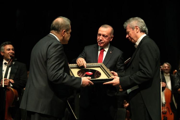 <p>Konserin ardından Cumhurbaşkanı Erdoğan, CSO 1'inci Şefi Rengim Gökmen ve CSO Müdürü Altan Kalmukoğlu'na 1933 yılına ait İstiklal Marşı kaydı bulunan taş plak takdim etti.</p>
