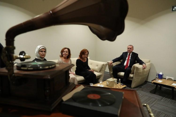 <p>Cumhurbaşkanı Erdoğan ve eşi Emine Erdoğan, Güher ve Süher Pekinel ile bir süre sohbet etti, gramafondan müzik dinledi.</p>