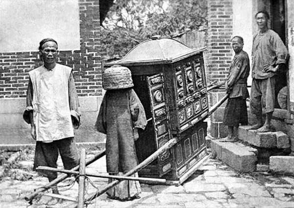 <p>Belki de daha önce görmediğiniz tarihin en acı ve etkileyici fotoğrafları...</p>
<p>Çin'de bir düğün 1912.</p>