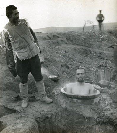 <p>1904 Rusya -Japonya Savaşı, esnasında askerler bu şekilde yıkanıyordu.</p>

<p> </p>
