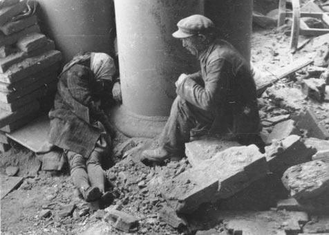<p>Alman bombardımanında ölen eşinin başında yas tutan yaşlı bir adam - Polonya, 1944</p>
<p> </p>