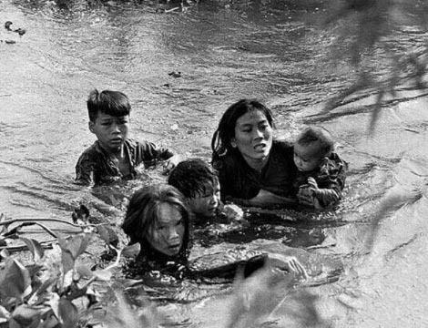 <p>Vietnamlı bir anne, çocuklarını ABD’nin bombardıman yaptığı bölgeden kaçırmaya çalışıyor.Pulitzer ödüllü bu fotoğraf 1965 yılında çekildi.</p>
<p> </p>