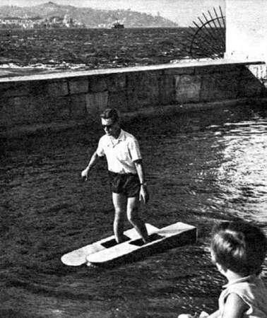 <p>Kendi buluşu olan su ayakkabıları ile İstanbul Boğazı'nı yürüyerek geçen Yüzbaşı Atilla Hülagü.Beylerbeyi, 24 Ağustos 1961 </p>
<p> </p>