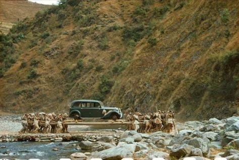 <p>Adolf Hitler’in Nepal kralı Truibhuvan’a hediye ettiği 1938 model Mercedes Benz’in başkente taşınması.Ülkede çok az yol olduğu için araba başkente kadar bu şekilde taşınıyor - 1940. </p>

<p> </p>
