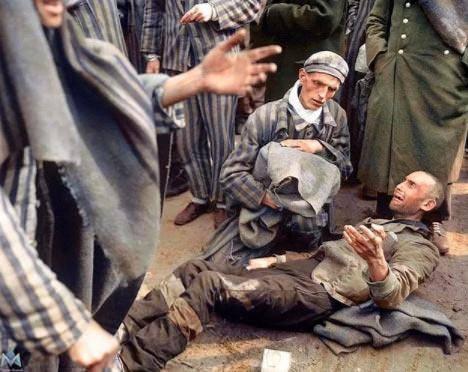 <p>Müttefik kuvvetler tarafından toplama kampından kurtarılmasının ardından gözyaşlarına boğulan bir Yahudi mahkûm.Almanya 1945 </p>

<p> </p>
