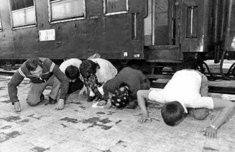 <p>Zorunlu göçe tabi tutulan Bulgaristan Türkleri'nin trenden iniş anı, 1989.</p>
<p> </p>