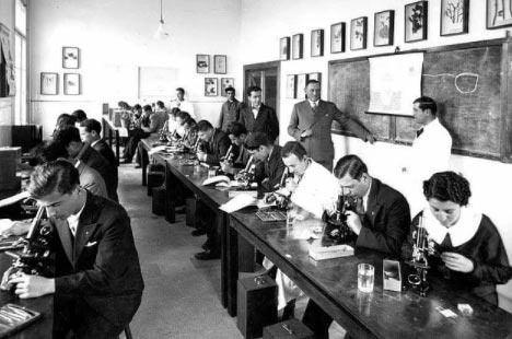 <p>Nazi baskısından dolayı Almanya'yı terk etmek zorunda kalan ve Atatürk'ün de izniyle Türkiye'ye sığınan Alman bilim insanları. Ankara, 1930lar.</p>
<p> </p>