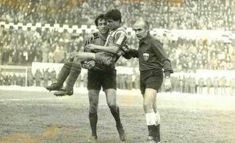 <p>Beşiktaş kalecisi Rasim Kara, sakatlanan Fenerbahçeli Verel'i saha dışına taşırken. </p>
<p> </p>