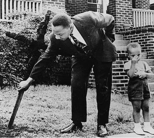 <p>Martin Luther King Jr. ırkçılar tarafından gece bahçesine saplanıp yakılmış hacı yerinden sökerken. </p>
<p> </p>