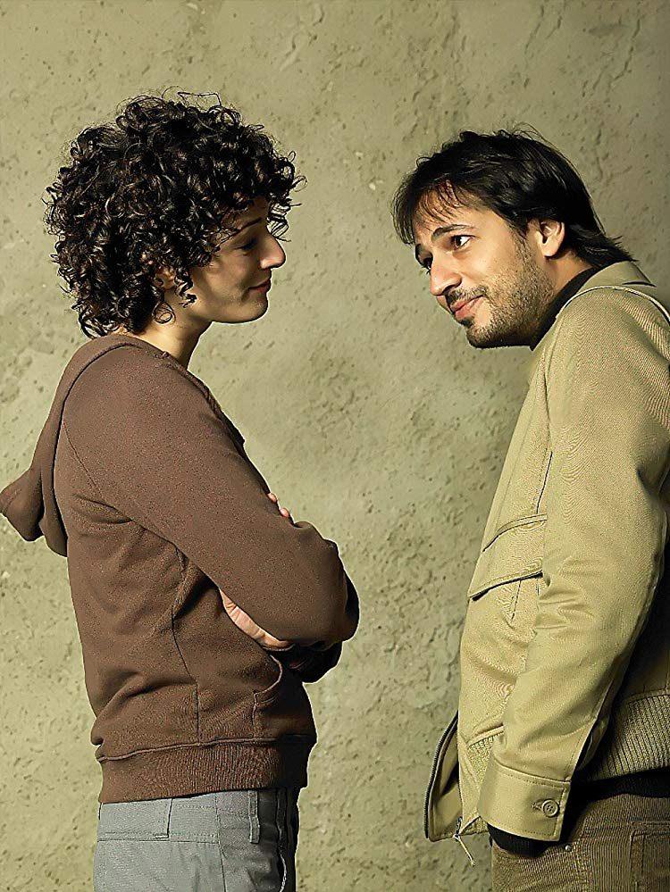 <p>Yurt dışında da oyunculuk eğitimi alan Esen, henüz öğrenciyken 'Çıkmaz Sokak' adında orta metrajlı bir film çekmiştir. Bu filmde arkadaşları Engin Günaydın ve Olgun Şimşek rol almış. Akıllara Uğur Yücel'le beraber rol aldığı Hırsız Polis dizisi ile kazındı. </p>