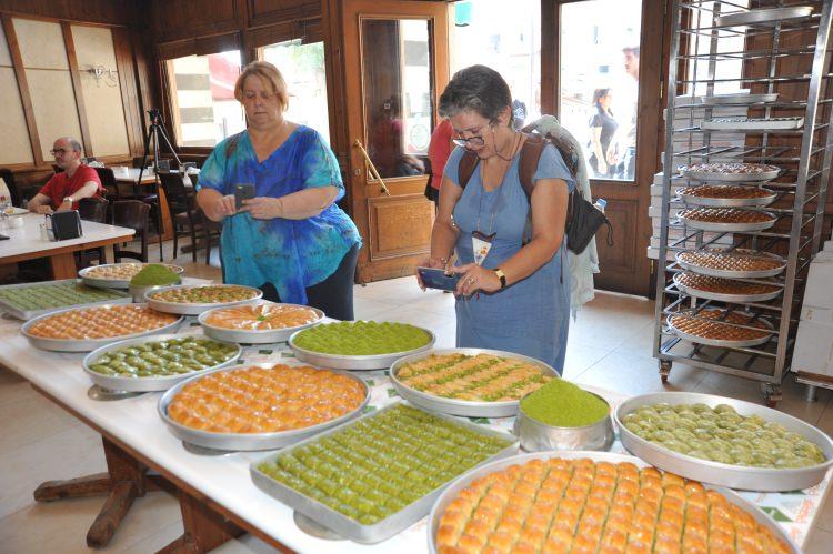 <p>Olive Magazine şef editörü Nana Darioti de Yunanistan'da da baklava yapıldığını, ceviz, badem, fındık ve zeytinyağı kullanıldığını ifade ederek, şu değerlendirmelerde bulundu:</p>
