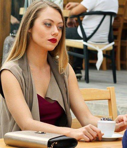 <p>Çağla karakteri ile hafızalara kazandı derken genç oyuncu TRT 1'in fenomen dizisi olan Payitaht Abdülhamid de güzeeler güzeli Hatice Sultan olarak karşımıza çıktı. </p>