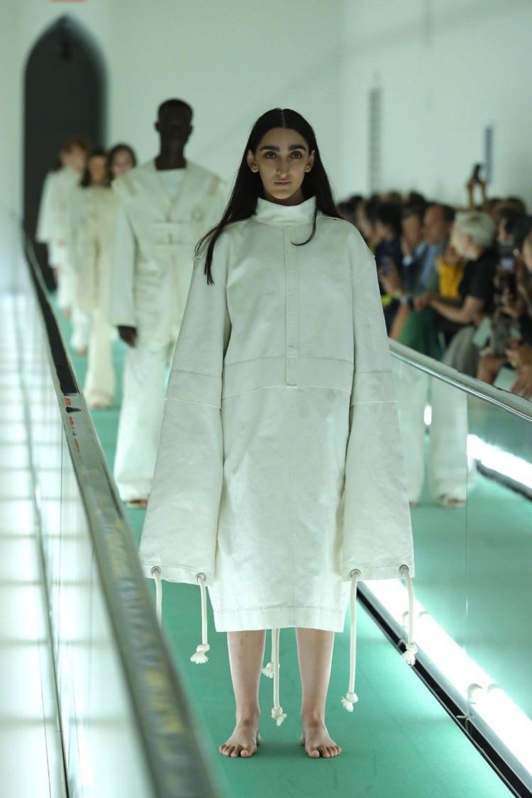 <p>Dünya markası olan Gucci, Milano Moda Haftasında sergilediği yeni ürünlerini alışılmışın dışında mankenlerle tanıttı. </p>
