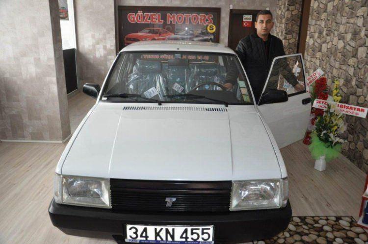 <p>Şuan bu araç Türkiye’de tek şaka değil. Ben bu arabayı bayandan aldım. Hangarda yatıyormuş. Babası bu bayana hediye olarak almış. Kadın ben bu arabaya binmem demiş. Bizde o kadınla irtibata geçerek aracı kendisinden satın aldık’’ şeklinde konuştu.</p>

<p> </p>
