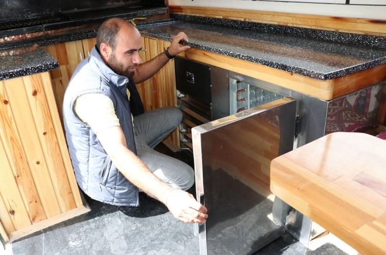<p>Daha sonra ülkede bu işte bir açık olduğunu düşündük ve bir araç daha yapıp satmaya karar verdik. Burada arkadaşlarımızla bir atölye kurduk." diye konuştu.</p>
