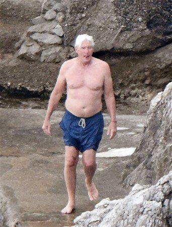 <p>Beyazperdenin bir dönemine "en yakışıklı" erkek olarak damgasını vuran Richard Gere, sevgilisi ve oğluyla birlikte İtalya'da tatil yapıyor. </p>

<p> </p>
