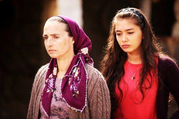 <p>Hayat Devam Ediyor dizisiyle de ekranlara gelen ünlü oyuncu, asıl büyük çıkışını Araf filmindeki Zehra karakteri ile yakaladı. </p>