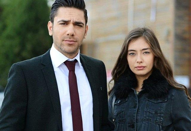 <p>Büyük beğeni kazanan ikili görkemli bir düğünle dünya evine girdi. </p>