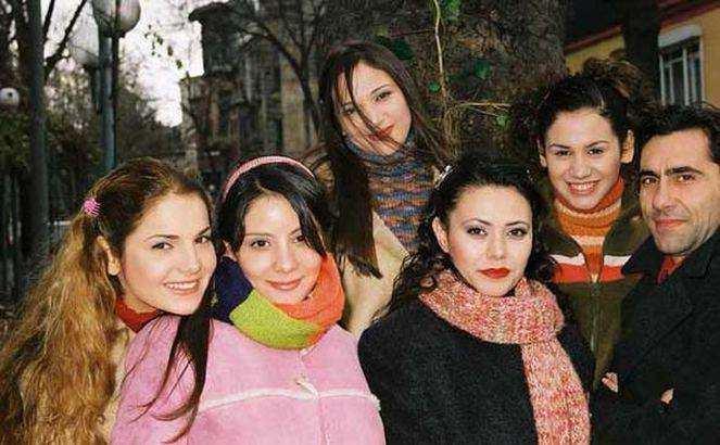 <p>İlk kez ekranlara Deli Yürek ve Ekmek Teknesi ile çıkan oyuncu, bu dizilerdeki performansıyla zirveyi kaptı. </p>