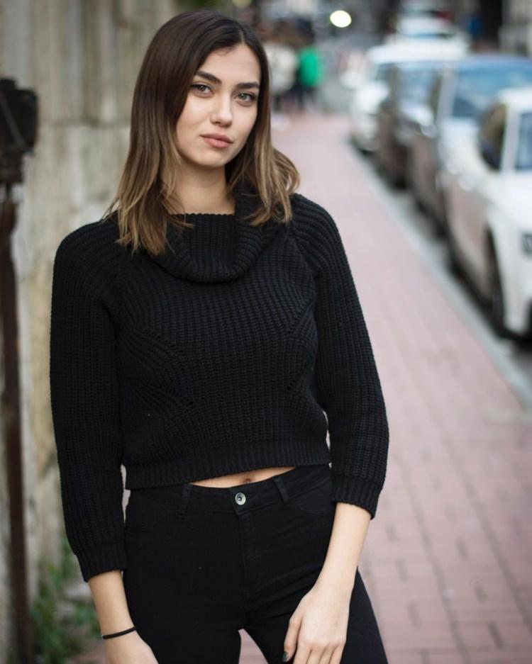 <p><span style="color:#800000"><strong>Instagram'da 1,9 milyondan fazla takipçisi olan oyuncu ayrıca 'İşte Benim' isimli bir filmde yer aldı. </strong></span></p>