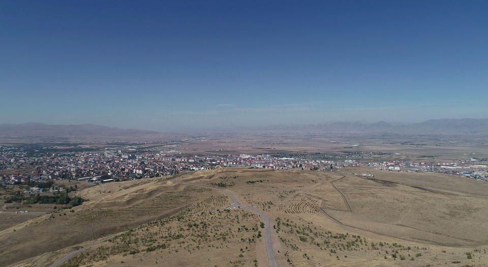 <p>Halkın ellerindeki baltası, tüfeği, sopası ile bölgede yurt savunmasında önemli rol oynadığını ifade eden Yüksel, şöyle konuştu:</p>

<p>"Son 5 yılda 500 bin civarında ziyaretçi parka geldi. Burası tarihimiz ve yurdumuzun savunması açısından önemli noktadır. İnsanlar, tarihsel geçmişini öğrenmek ve atalarının nasıl mücadele verdiğini yerinde görmek ve şahit olmak amacıyla parka ziyarette bulunuyor. Ziyaretçilerimiz parkta etkileniyor ve hüzünleniyor. Ziyaretçiler parkta hem tarihini öğreniyor hem de hüzünlenip daha fazla ziyaretçi oluşmasına neden oluyor."</p>
