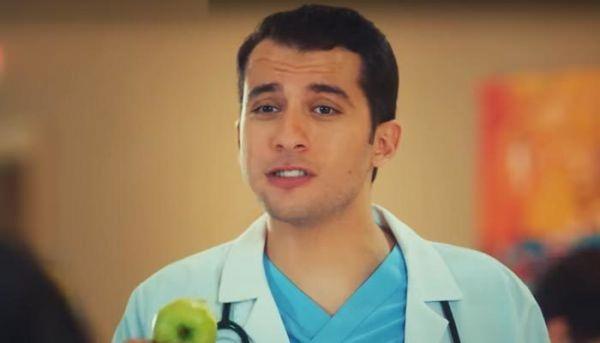 <p>En son TRT 1 ekranlarında yayımlanan 'Aslan Ailem' dizisinde rol alan Fırat Altunmeşe, şimdi Mucize dizisinde cerrah rolünde.</p>