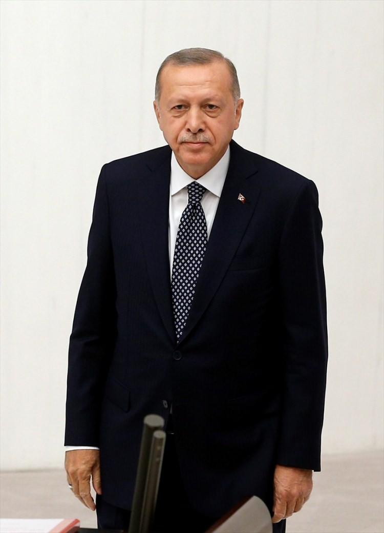 <p>Türkiye Cumhurbaşkanı Recep Tayyip Erdoğan, yasama yılı açış konuşmasını yapmak üzere Genel Kurul'a geldi.</p>

<p> </p>
