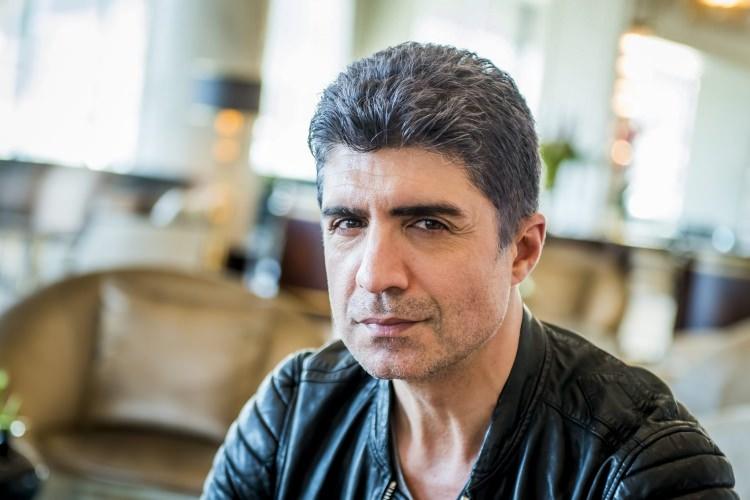 <p>Aslen Ağrılı Kürt kökenli olan Deniz, kendi yazdığı küçük hikayeleri oyunlaştırarak, arkadaşları ile kurduğu küçük amatör tiyatro topluluğu ile çevre yörelere turneler yapmıştır. Bu yıllarda müziğe olan yatkınlığını da keşfetmiştir.</p>