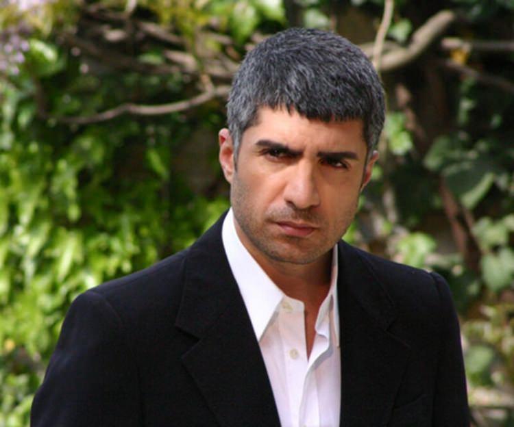 <p>Eğitimini devam ettirirken bu sırada 1985 yılında ilk orkestra çalışmasını yapan Özcan Deniz, Aydın'da tanınan ve aranılan orkestra solisti olmuştur. Ardından İzmir ve Antalya'da sahne çalışmaları gelmiştir.</p>