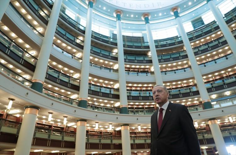 <p>Erdoğan, hesabından yaptığı paylaşımda, "Cumhurbaşkanlığı Kütüphanemiz çok yakında milletimizin hizmetinde olacak. Şimdiden hayırlı uğurlu olsun." ifadesini kullandı.</p>
