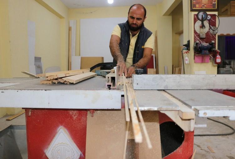 <p>Bunun için aldıkları aracı "gezici köfteci aracı" olarak tasarladıklarını belirten Akbaş, "Bu aracımızla pazarlarda, belli noktalarda köfte satmaya başladık. </p>
<p> </p>