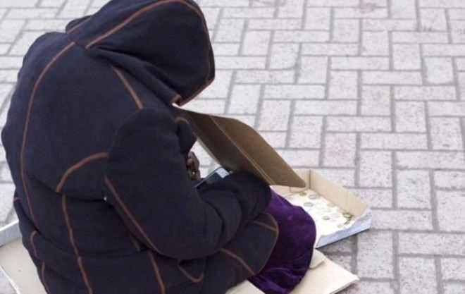 <p>Yoldan geçen insanların para verdiği kadın, kutunun içindeki paralarını saydıktan sonra sakladığı iPhone ile işte böyle görüntülendi...</p>