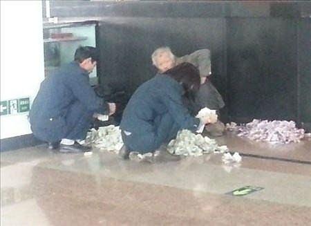 <p>Bu yaşlı adam gününü Pekin sokaklarında dilenerek geçiriyor</p>