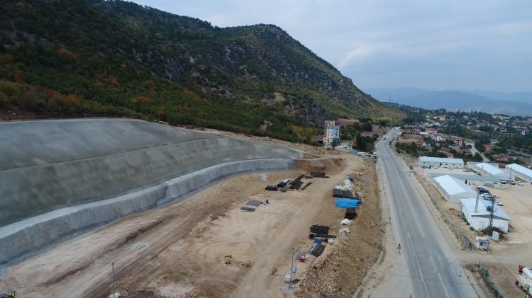 <p><strong>"Sürücülerimiz zaman ve yakıttan kazanımlar elde edecek"</strong></p>
<p>Çorum Şoförler ve Nakliyeciler Odası Başkanı Tahsin Şahin, AA muhabirine, Kırkdilim'deki çalışmaların bitmesini heyecanla beklediklerini, tünellerin yapılmasıyla sürücülerin ve trafiğin rahatlayacağını söyledi.</p>