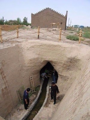 <p>Tanrı Dağları ile Turfan arasındaki bölge çöl olduğundan suyun aşırı sıcaktan buharlaşmaması için Karız su kanalları yeraltına inşa ediliyor.</p>