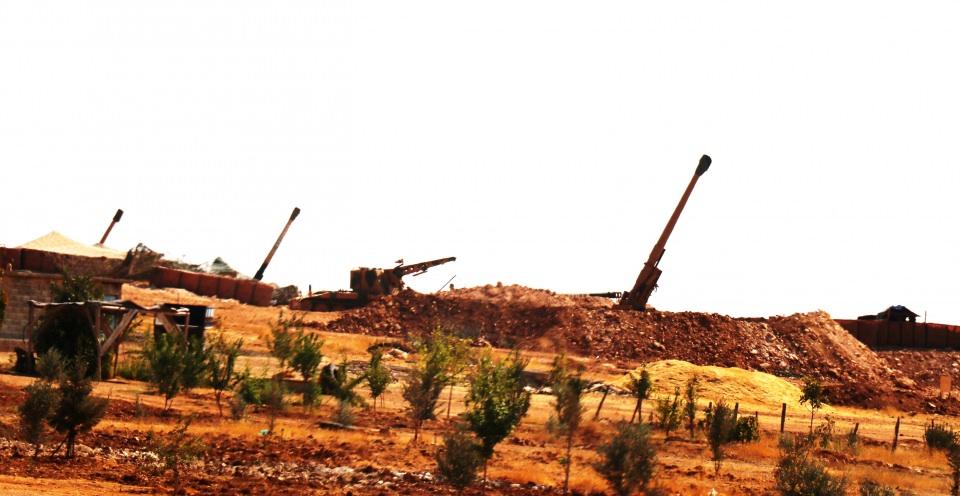 <p>Türk Silahlı Kuvvetleri (TSK) unsurları, Şanlıurfa’nın Suruç ilçesinin karşısında bulunan Kobani sınırında elleri tetikte hazır bekliyor. Fırtına obüslerin namluları teröristlere çevrilerek mevzi kazma çalışmaları yapıldı.</p>
