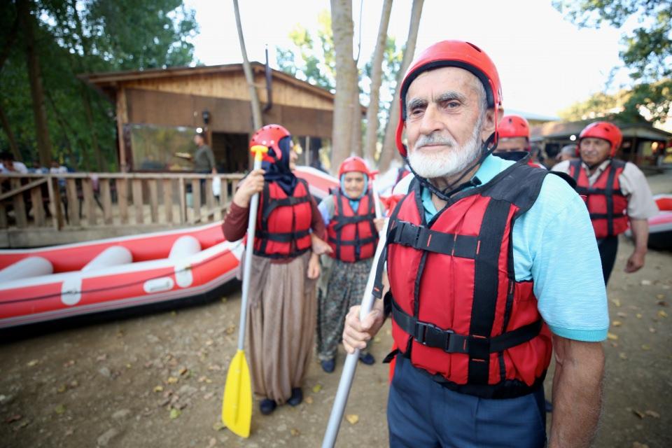 <p>Dokuzdeğirmen köyünde oturan 65 ila 80 yaş arası kadın ve erkekler, Melen Çayı kenarındaki rafting işletmesinde bir araya geldi.</p>

<p> </p>
