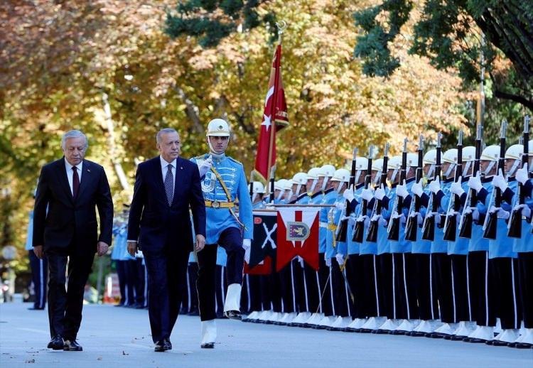 <p>Türkiye Cumhurbaşkanı Recep Tayyip Erdoğan, Yeni yasama yılı açılışı için TBMM'ye geldi. Cumhurbaşkanı Erdoğan'ı TBMM Başkanvekili Celal Adan karşıladı.</p>

<p> </p>
